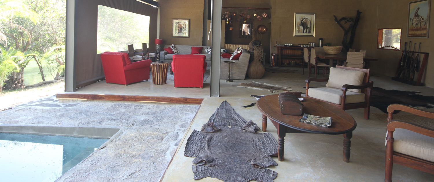 Kuntunta Safari Lodge pool and lounge